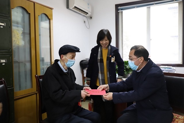 集团党委委员、职工董事、工会主席武勇 一行到华西安装公司走访慰问