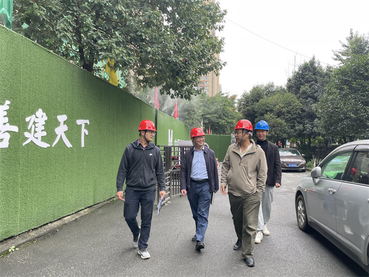 公司副总经理杨帆到成都中医药大学温江校区项目开展“150天大会战 决胜千亿华西”专项督导