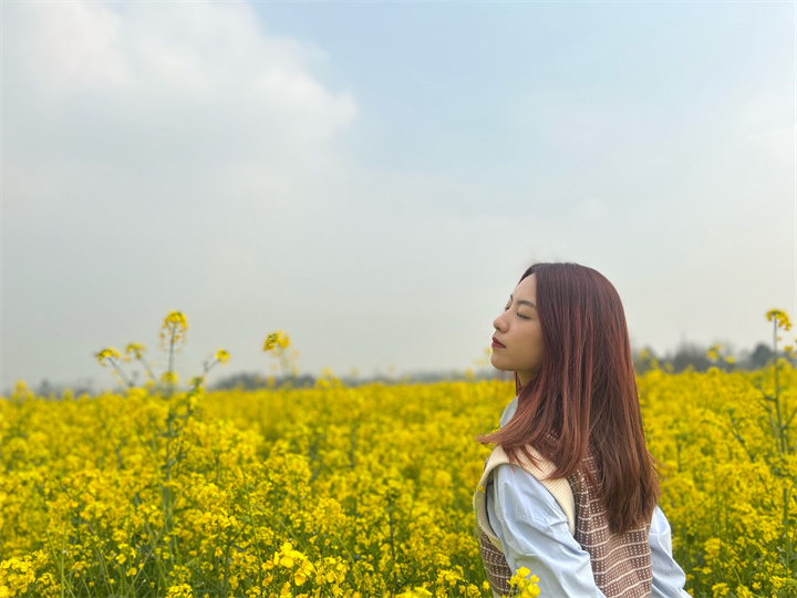 个人三等奖  何梦璇  面朝花海，春暖花开.jpg